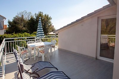 Moderne Ferienwohnung mit Terrasse in Sveti...