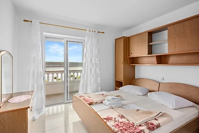 Apt met zeezicht in Rab, 500m van het strand