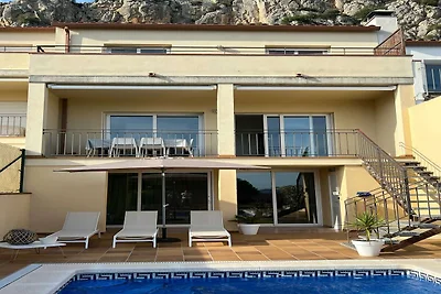 Townhouse in Estartit near sea beach