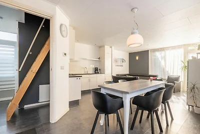 Schönes Ferienhaus in Baarland mit Terrasse
