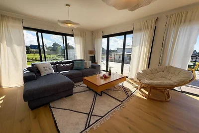 Moderne woning aan de kust met schilderachtig...