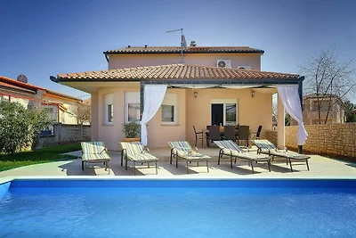 Moderne Villa mit privatem Pool in Strandnähe