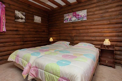 Holzchalet nahe See und Grill