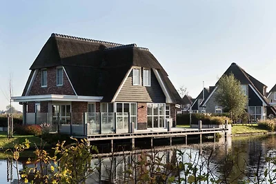Villa mit Strohdach mit einer Sauna in...