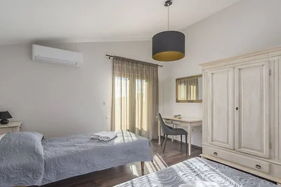 Villa in Kaštelir met zwembad