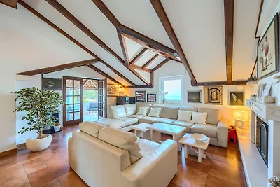 Three bedroom Apartment with terrace and sea...