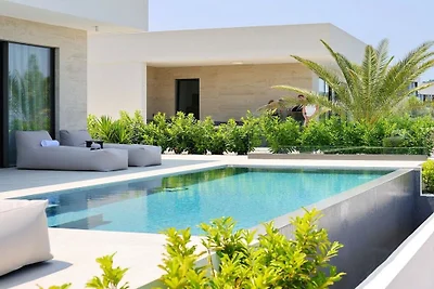 Villa in Tkon mit Schwimmbecken