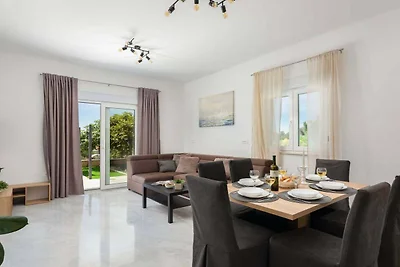 Contemporary Apartment with Terrace and Spaci...