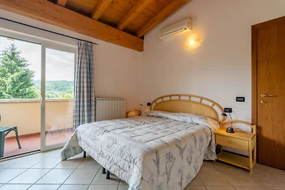 Appartamento panoramico a Salò con piscina