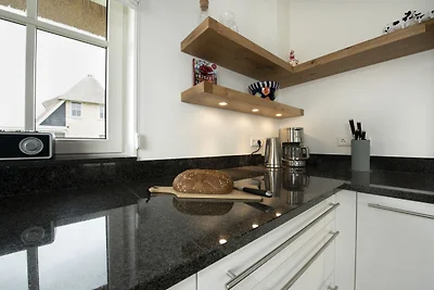 Chic Villa mit einem Kamin in Tjekemeer