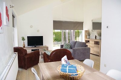 Schönes Haus mit Waschmaschine, in der Nähe d...