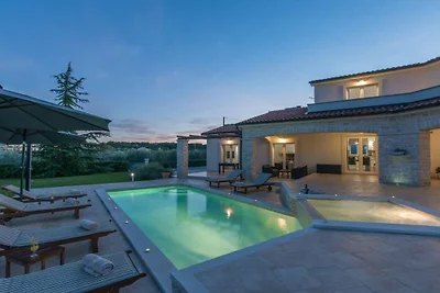 Villa in Vižinada mit Schwimmbecken