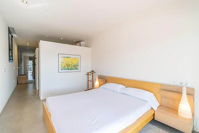 Villa am Wasser mit Panoramablick