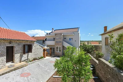 Villa mit Meerblick in Strandnähe in...