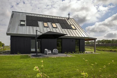 Schöne Villa am Wasser in Friesland