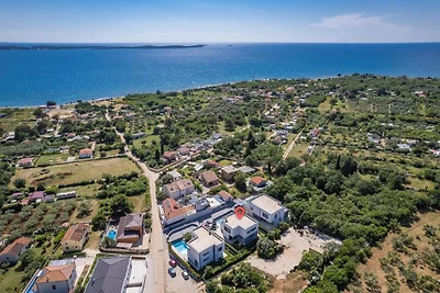 Moderne Villa mit Swimmingpool und Meerblick