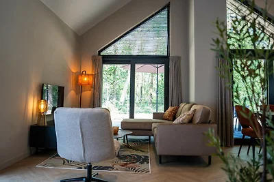 Moderne Luxus-Ökovilla mit Terrasse am Wasser