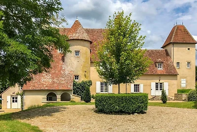 Château in der Auvergne mit Fluss und...