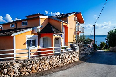 Schönes Ferienhaus in Maslenica in Strandnähe