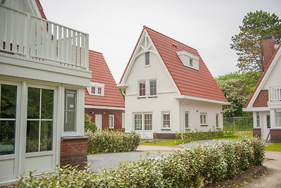 Luxe, statige villa met wasmachine, op een va...