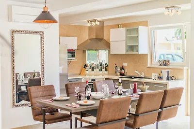 Moderne villa in Novigrad met privézwembad