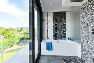 Villa in Mandelieu met verwarmd zwembad