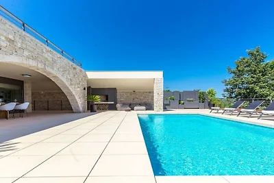 Villa in Nedešćina mit Schwimmbecken