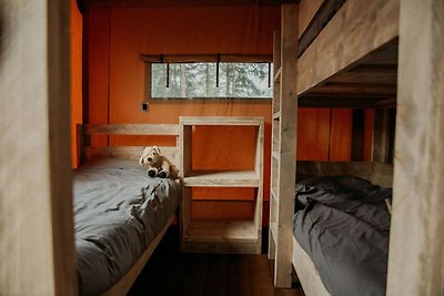 Tenda di lusso con doccia e cucina, in un cam...