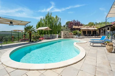 Villa a Monterotondo con piscina condivisa