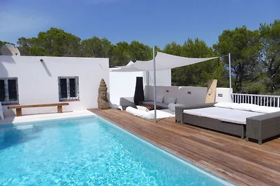 Villa in Cala Tarida mit Swimmingpool