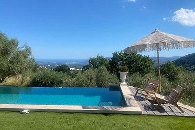 Luxuriöse Villa in Grasse mit Swimmingpool