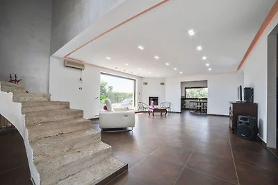 Moderna villa a Nissoria con piscina