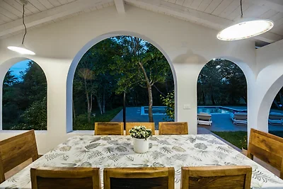 Bella villa con piscina e giardino recintato