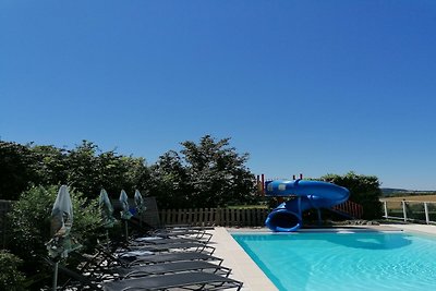 Geräumiges Ferienhaus mit Pool in Lusignac