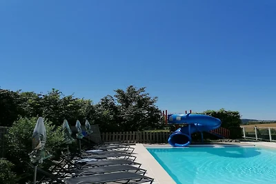 Geräumiges Ferienhaus mit Pool in Lusignac