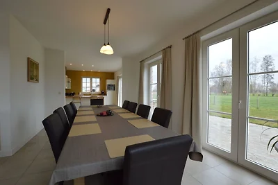 Geräumiges Ferienhaus in Sint-Amands mit...