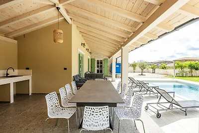 Elegantes Familienrefugium mit Pool in...