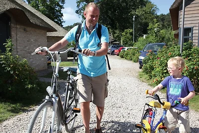 Lussuoso cottage con tetto in paglia tra le d...