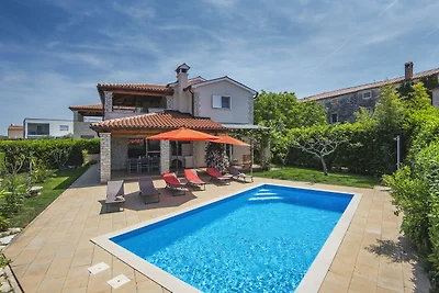 Villa in Novigrad mit Pool am Strand