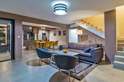 Spaziosa villa a Pola con piscina riscaldata