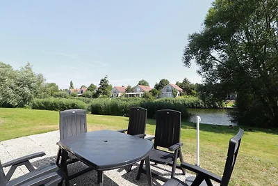 Bungalow am Wasser in Makkum mit Anlegestelle