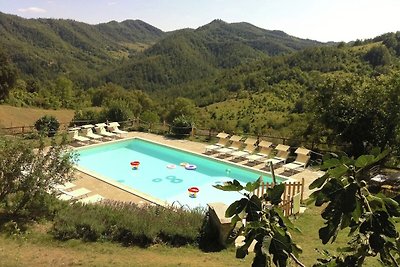 Moderno Agriturismo ad Apecchio con piscina