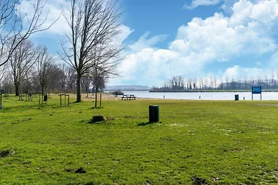 Vakantiehuis aan het water met visvlonder
