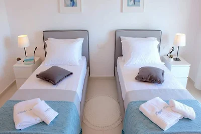 Hell gestaltete Villa mit Pool