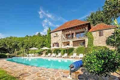 Steinhaus mit Pool und Garten