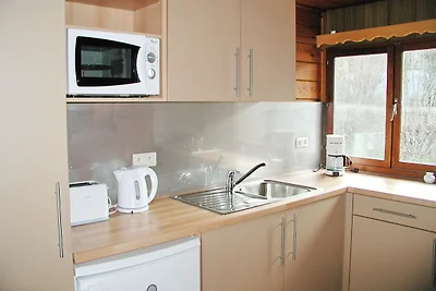 Gemütliches Ferienhaus mit Ofen in grüner...