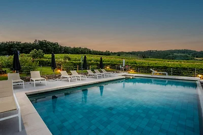 Cascina a Lucca con piscina e vigneti