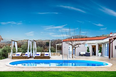 Villa with Pool in Gerani