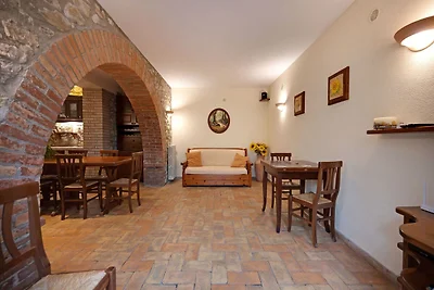 Grande casale in pietra in piccolo borgo...