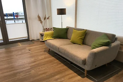 Casa galleggiante nel porto della città di...